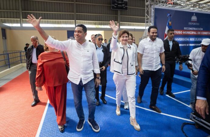 Raquel Peña encabeza entrega del remodelado Multiuso Municipal de Constanza