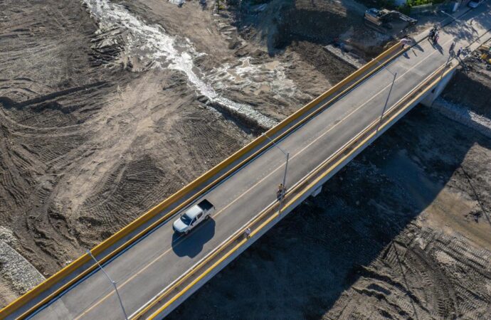 Presidente Abinader inaugura puente sobre río Viajama, el cual impactará más de 5,000 personas en municipio de Las Yayas, Azua