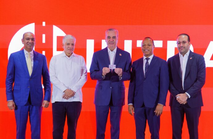 Presidente Abinader recibe la primera emisión de la nueva licencia de conducir