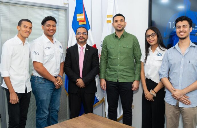 Ministro de la Juventud recibe a estudiantes del ITLA clasificados en competencia de la NASA