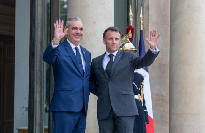Presidente Abinader se reúne con su homólogo Emmanuel Macron, quien ratifica apoyo al sistema integrado de transporte en RD