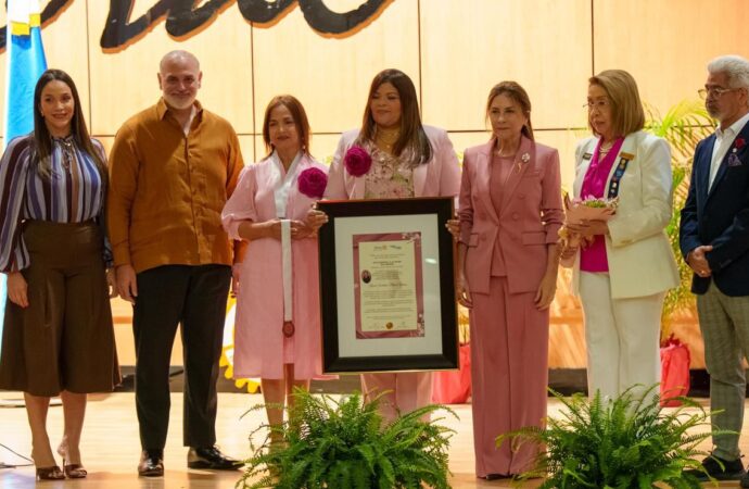 Carolina Mejía recibe máximo galardón de Rotary en RD por Día de la Mujer