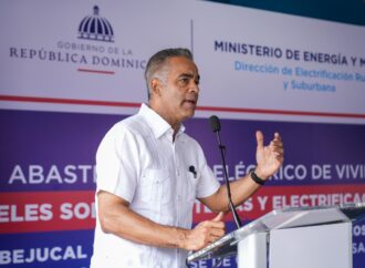 Ministro Joel Santos entrega proyecto de electrificación y anuncia más de 30 obras en San José de Ocoa