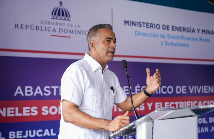 Ministro Joel Santos entrega proyecto de electrificación y anuncia más de 30 obras en San José de Ocoa
