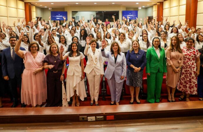 Raquel Peña encabeza graduación de 116 empresarias del programa MujerEs Avanza