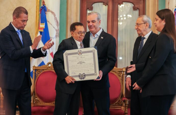 Presidente Abinader concede condecoración póstuma al periodista Orlando Martínez Howley con la Orden del Mérito Duarte, Sánchez y Mella