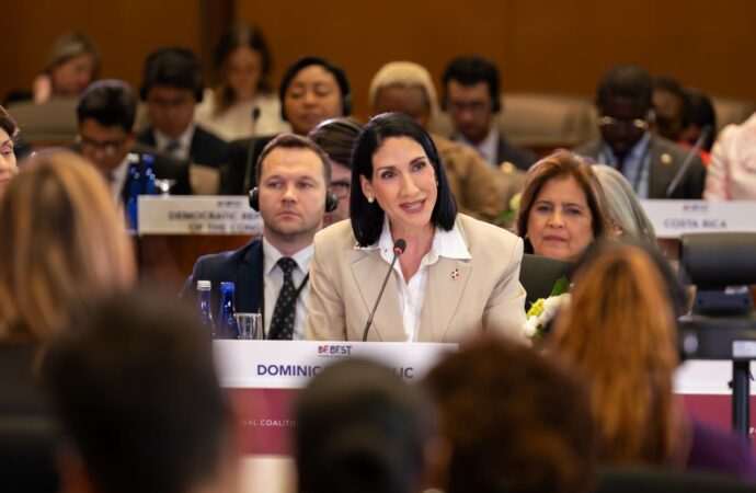 Primera dama Raquel Arbaje expone en Washington sobre los avances del país en tecnología educativa