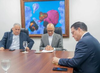 Ministro Sanz Lovatón lidera reunión con el sector provisiones para asegurar la cadena de suministro frente a la crisis en Medio Oriente