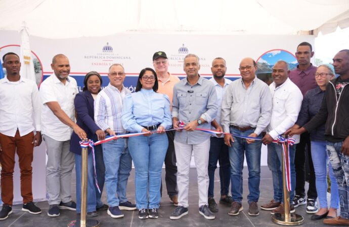 Gobierno entrega proyectos de electrificación rural con inversión superior a RD$56 millones en Elías Piña