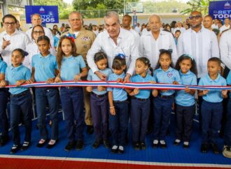 Presidente Abinader fortalece espacios deportivos escolares con inauguración de cancha techada en Centro Educativo Blanca Mascaró en Licey al Medio
