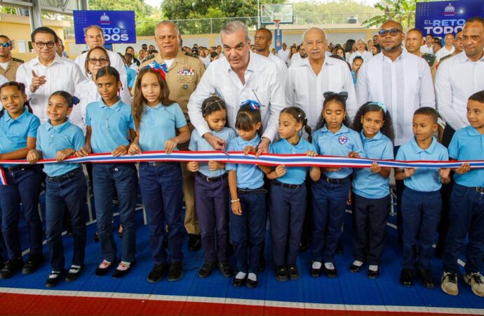 Presidente Abinader fortalece espacios deportivos escolares con inauguración de cancha techada en Centro Educativo Blanca Mascaró en Licey al Medio