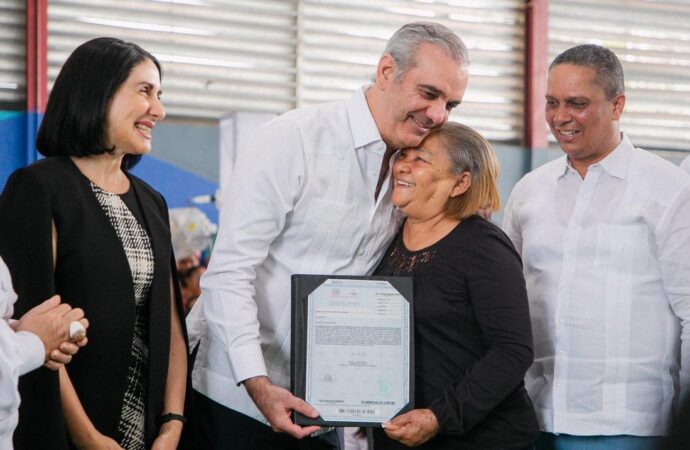 Presidente Luis Abinader entrega 1,025 títulos de propiedad en Hato del Yaque