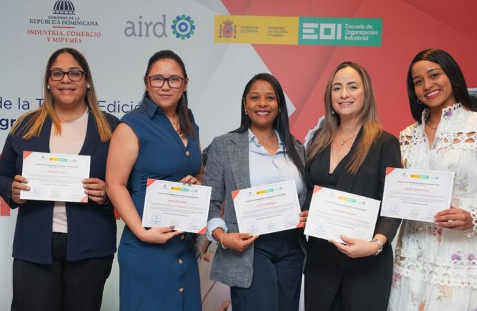 Gobierno y sector privado impulsan liderazgo femenino en la industria dominicana