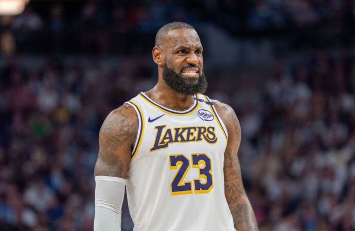 A sus 41 años LeBron tendrá que cargar con los Lakers ante ausencias de Doncic y Reaves
