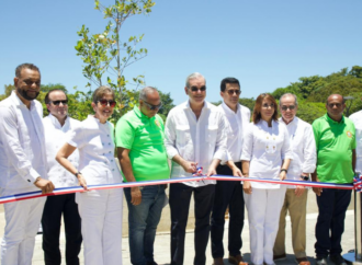 Presidente Abinader entrega nueva plaza de vendedores en playa de Sosúa