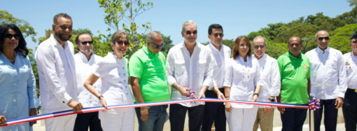 Presidente Abinader entrega nueva plaza de vendedores en playa de Sosúa