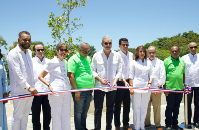 Presidente Abinader entrega nueva plaza de vendedores en playa de Sosúa