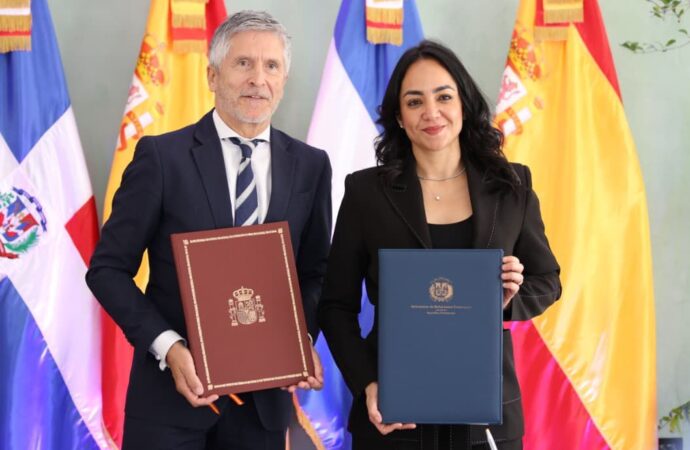 Ministra de Interior y Policía, Faride Raful firma acuerdo con España para fortalecer la lucha contra la delincuencia organizada
