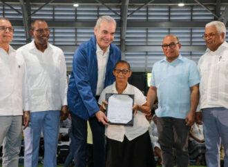 Presidente Abinader inicia entrega de títulos de propiedad de la parcela 1-B del sector Los Guandules