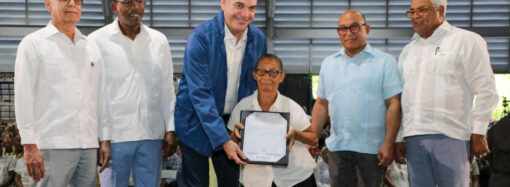 Presidente Abinader inicia entrega de títulos de propiedad de la parcela 1-B del sector Los Guandules