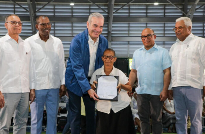 Presidente Abinader inicia entrega de títulos de propiedad de la parcela 1-B del sector Los Guandules