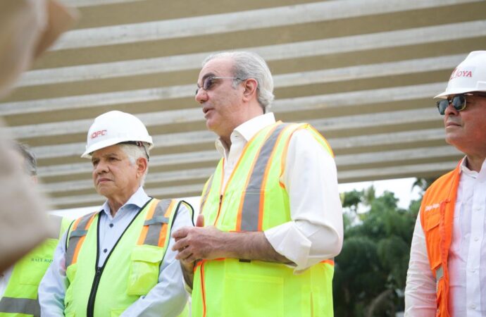 Presidente Abinader supervisa avances en la construcción de la avenida República de Colombia