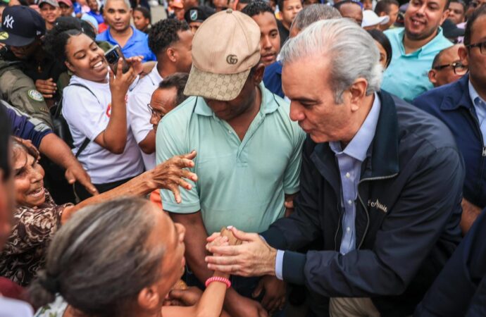 Presidente Abinader visita zona afectada por lluvia en Los Alcarrizos