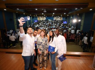 Raquel Peña encabeza entrega de 8,000 becas STEAM en Santiago y activa obras comunitarias