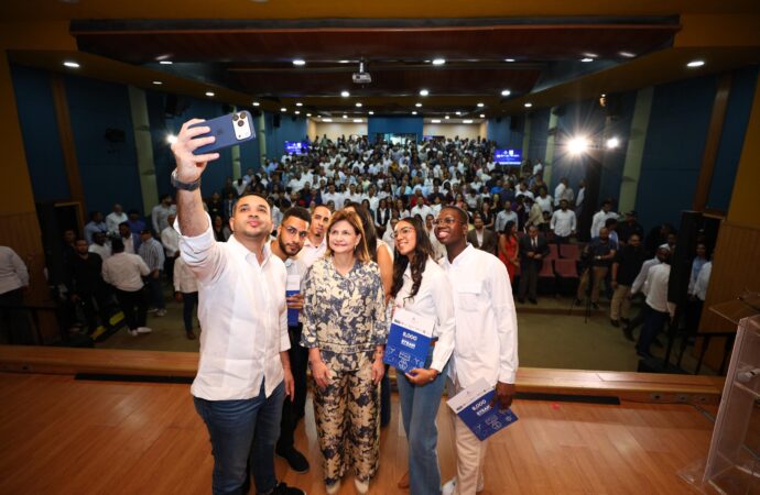 Raquel Peña encabeza entrega de 8,000 becas STEAM en Santiago y activa obras comunitarias