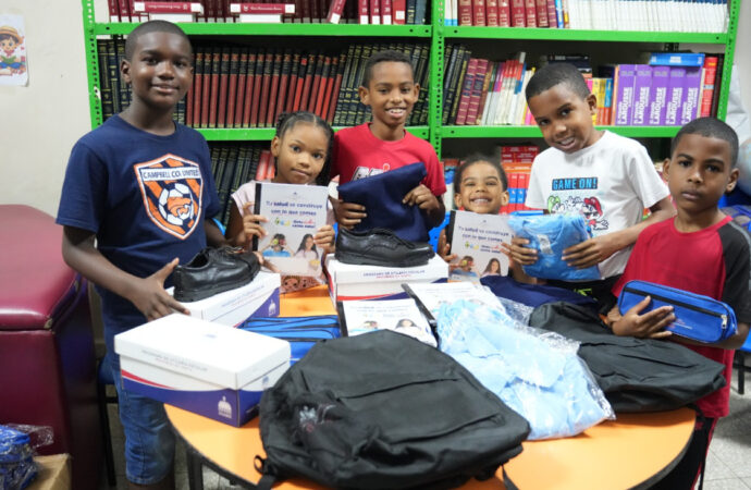 INABIE entrega útiles escolares a estudiantes afectados por lluvias