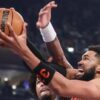 El dominicano Karl Towns realiza un doble-doble y los Knicks superan a los Sixers