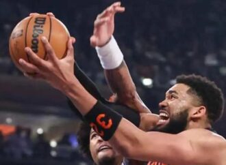 El dominicano Karl Towns realiza un doble-doble y los Knicks superan a los Sixers