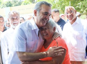 Presidente Abinader destina más de 5.3 millones de pesos de su salario de 2025 a fundaciones y proyectos sociales