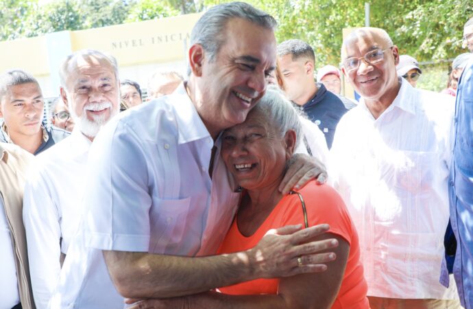 Presidente Abinader destina más de 5.3 millones de pesos de su salario de 2025 a fundaciones y proyectos sociales
