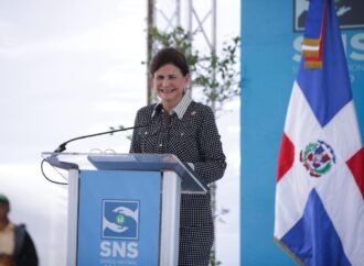 Raquel Peña y director del SNS entregan renovado hospital municipal de Castañuelas