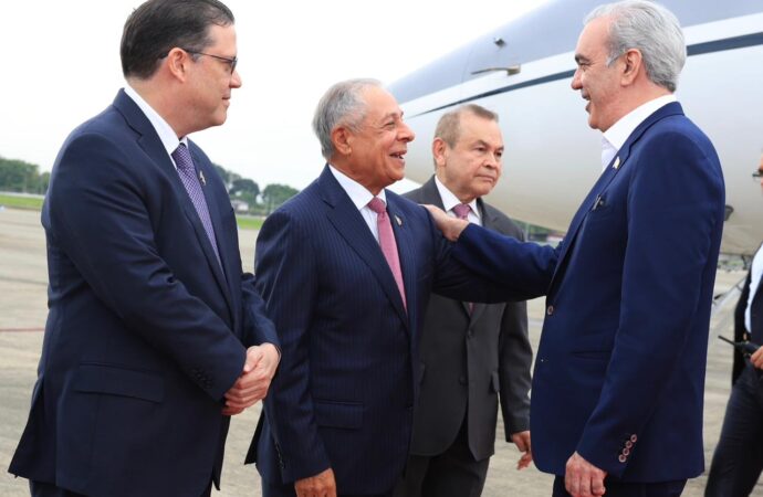 Presidente Abinader llega a Panamá, donde será orador principal del Congreso Mundial de Zonas Francas