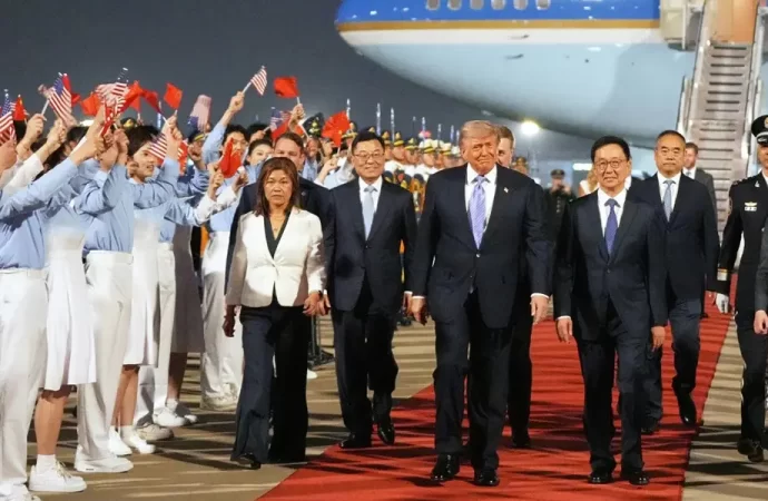 Presidente Donald Trump llegó a China para cumbre con Xi Jinping