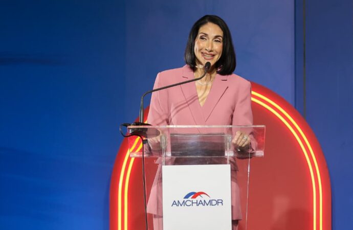 Primera dama Raquel Arbaje resalta las alianzas y la corresponsabilidad como claves para el desarrollo en almuerzo de AMCHAMDR