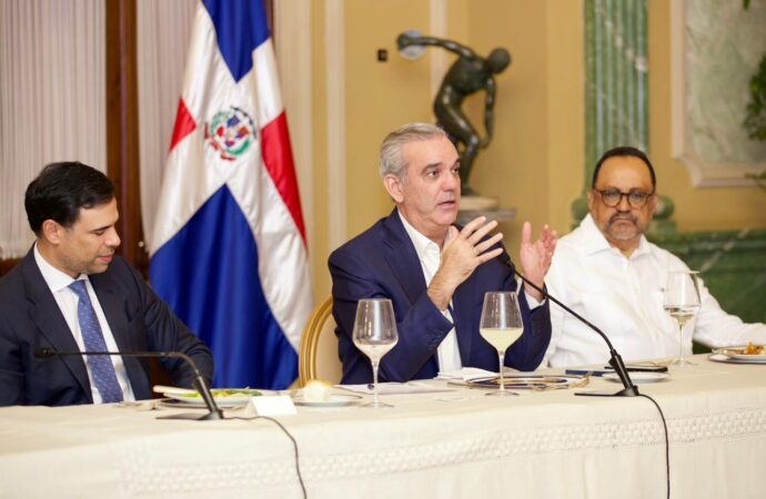 Presidente Luis Abinader reafirma respaldo a la clase artística y escucha propuestas del sector cultural