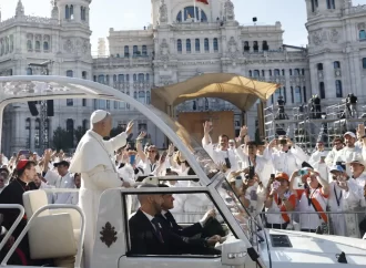 El papa oficia una misa ante más de 1,2 millones de fieles en Madrid
