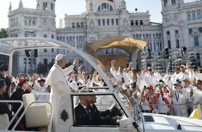 El papa oficia una misa ante más de 1,2 millones de fieles en Madrid