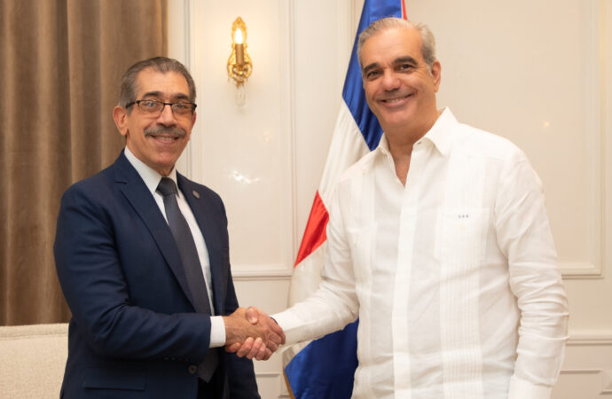 Presidente Abinader recibe en el Palacio Nacional al nuevo rector electo de la UASD, Jorge Asjana David