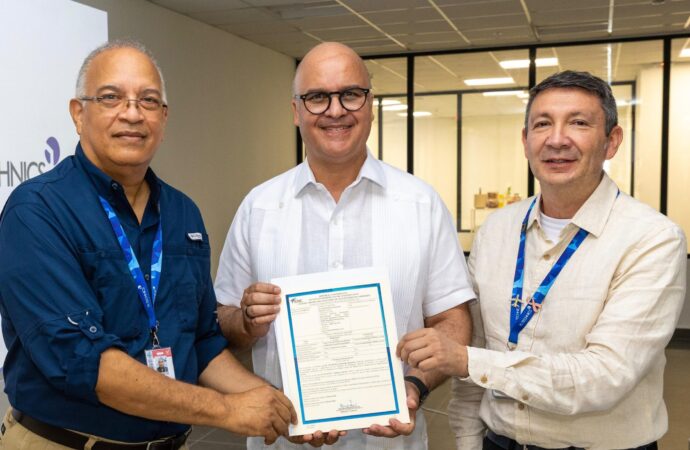 IDAC entrega certificado al Centro de Mantenimiento de Aeronaves de Punta Cana
