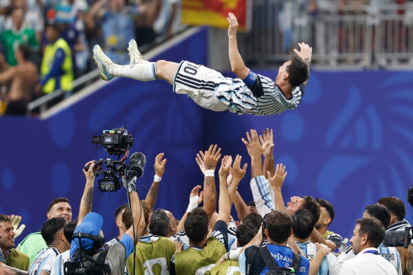 Argentina se levanta de un 0-2, vence 3-2 a Egipto y avanzan a cuartos del Mundial