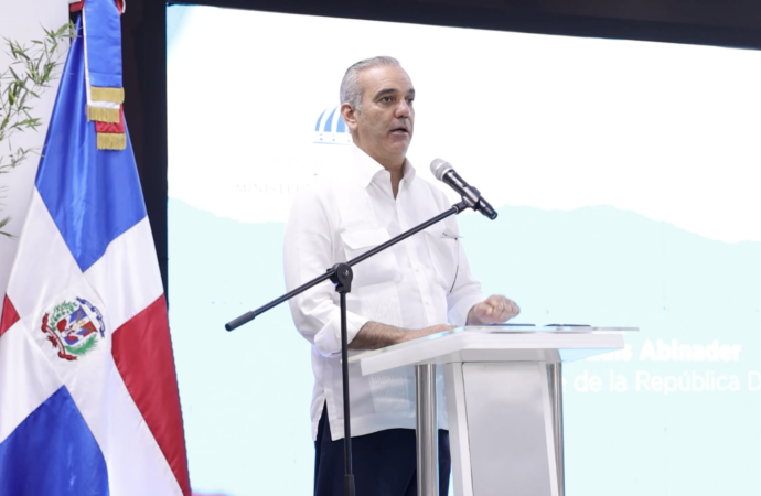 Presidente Abinader expresa su total indignación, califica de «animal» al responsable de la muerte de un joven en Herrera y exige que se haga justicia