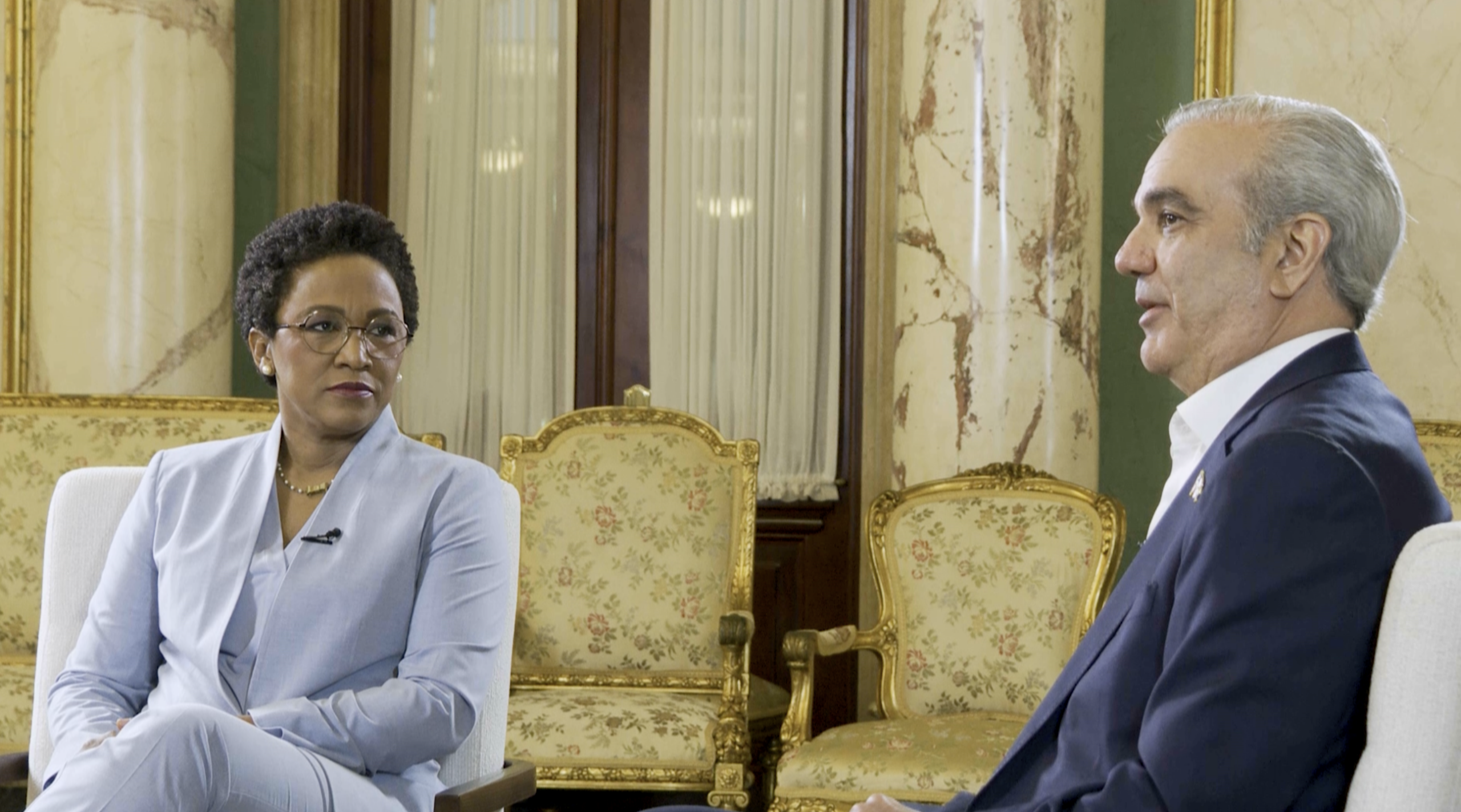 Presidente Abinader anuncia consenso para modificar artículos del Código Penal y reafirma compromiso con la libertad de prensa