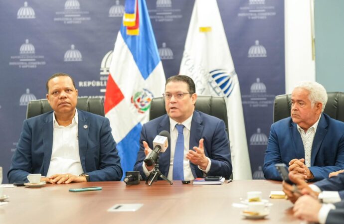 Ministro Yayo Sanz Lovatón instala mesa de diálogo con Adanegas para abordar comisiones por pagos con tarjetas