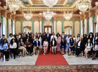 Presidente Abinader recibe a estudiantes de origen dominicano destacados en el extranjero