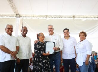 Presidente Abinader entrega 1,000 títulos de propiedad que garantizan seguridad jurídica a más de 4 mil personas en Los Frailes de Santo Domingo Este