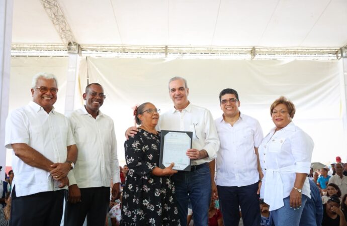 Presidente Abinader entrega 1,000 títulos de propiedad que garantizan seguridad jurídica a más de 4 mil personas en Los Frailes de Santo Domingo Este